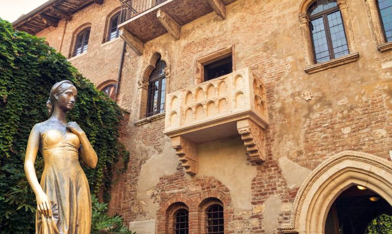 Julias Statue und Balkon in Verona, Symbol der ewigen Liebe.