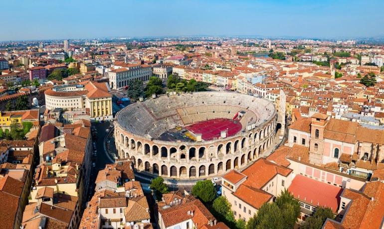 Luftaufnahme der Arena von Verona, umgeben von historischen Gebäuden.